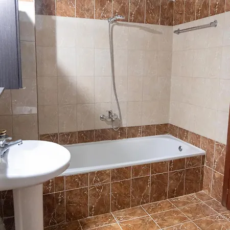 Skyview New Maisonette With Private Parking 라리사