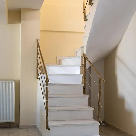 Skyview New Maisonette With Private Parking * 라리사